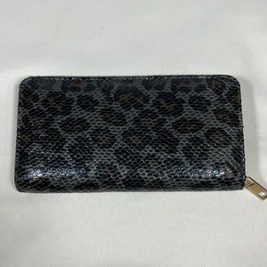 NWOT Faux Snakeskin Cheetah Print Zip Around Wallet